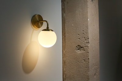 Les meilleures lampes sur pieds industriels qui ajoutent du style à n'importe quelle pièce