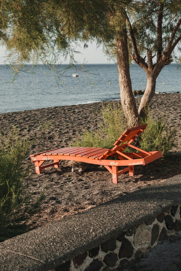 Optez pour un bain de soleil en bois dans votre jardin